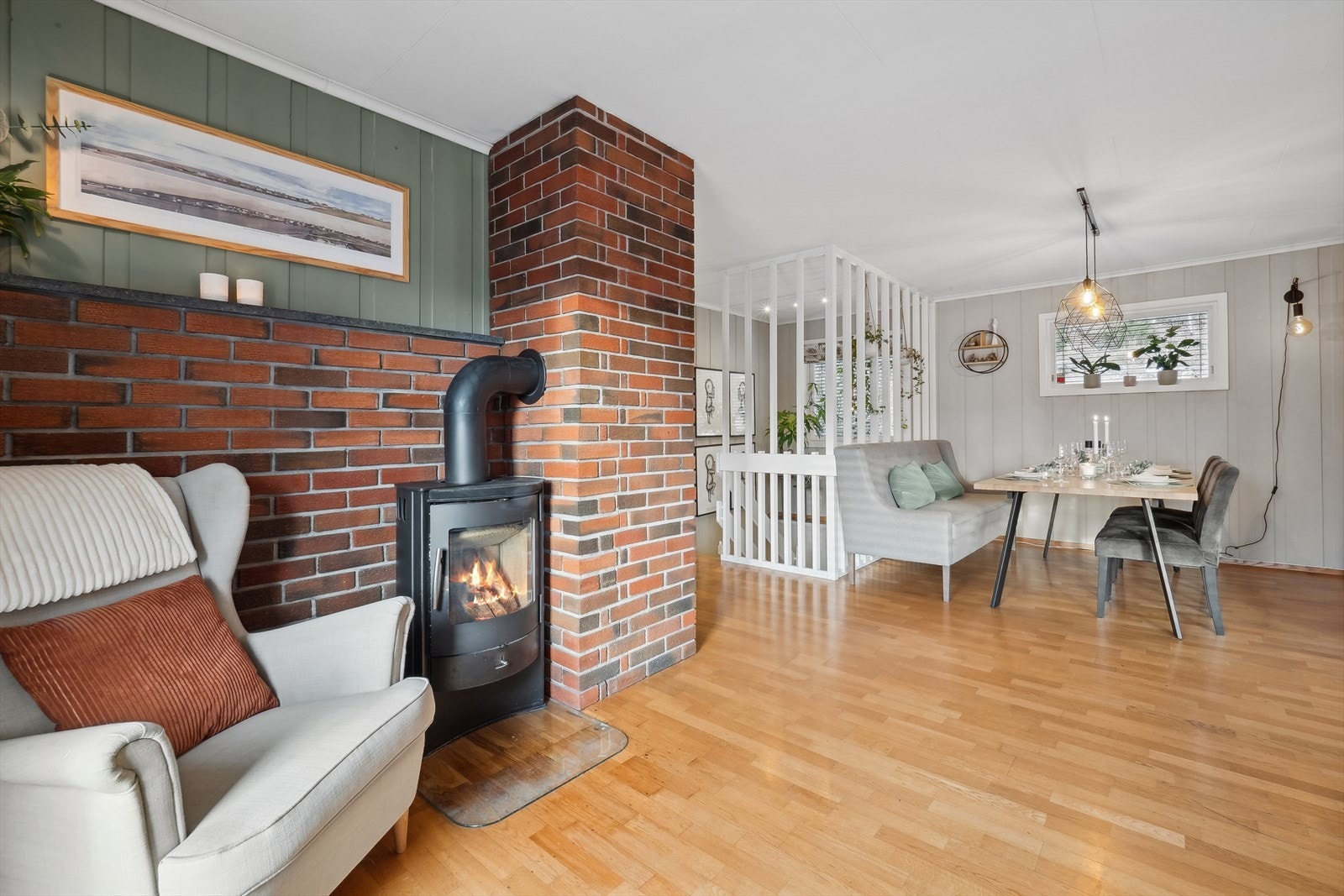 Peisovn gir en trivelig atmosfære på kjølige dager. Her er det også varmepumpe. Galleribilde