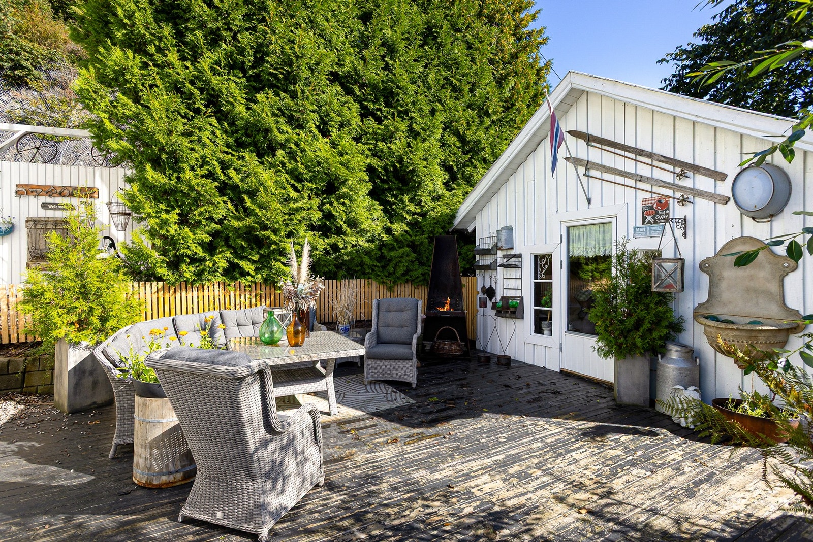 Spennende tomt som inneholder anneks, stabbur, lysthus m.m. Galleribilde