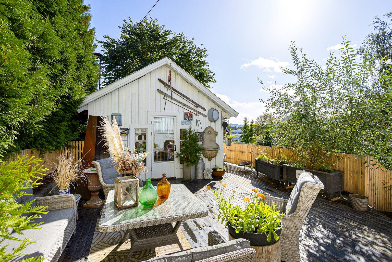 Stor og deilig hage med gruset gangstier og flott velstelt hage rikelig beplantet med plen, prydbusker, blomster og Galleribilde