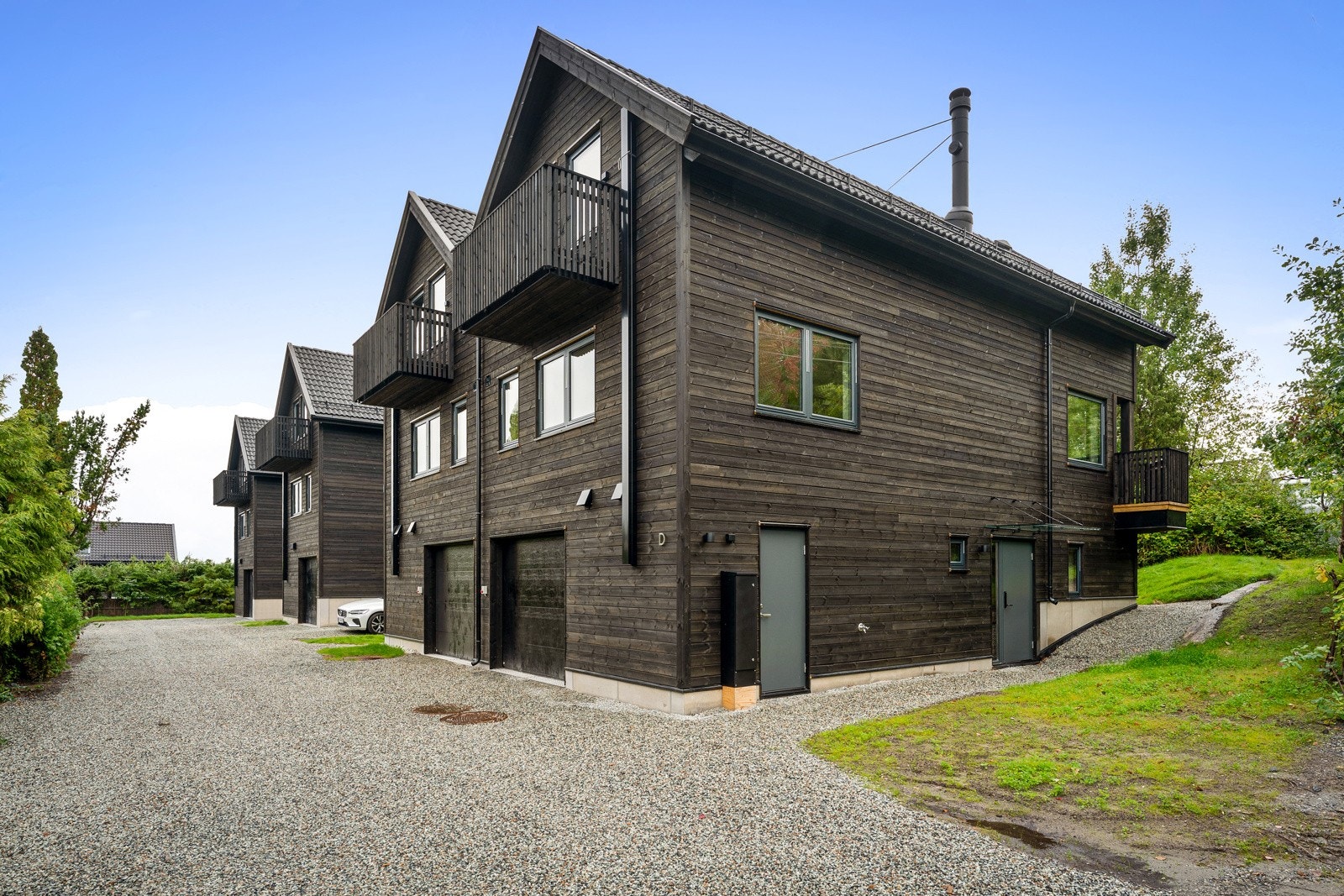 . Boligen har en attraktiv beliggenhet i et stille og grønt boligområde, samtidig som det er kort vei til både kollektivtransport og hovedveinett. Galleribilde