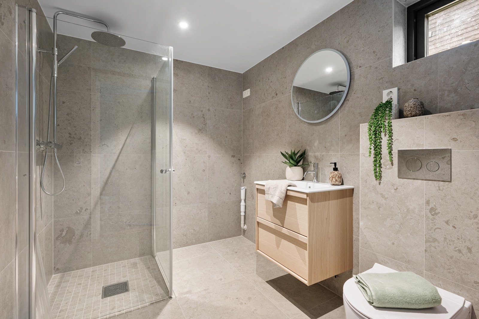 I første etasje finner du et romslig, flislagt bad med dusjhjørne, servantskap med underskap, toalett, samt opplegg for vaskemaskin og tørketrommel. Galleribilde