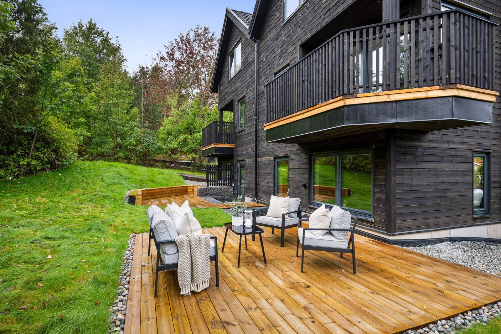 Boligen har pent opparbeidede utearealer. Galleribilde