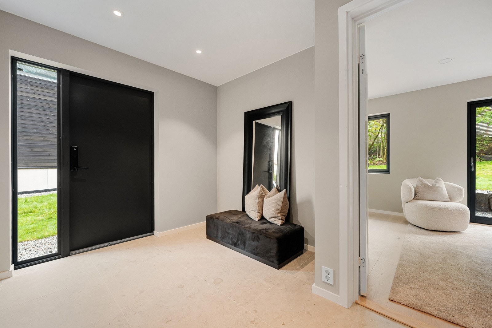 Entréen har god plass til garderobeskap. Galleribilde