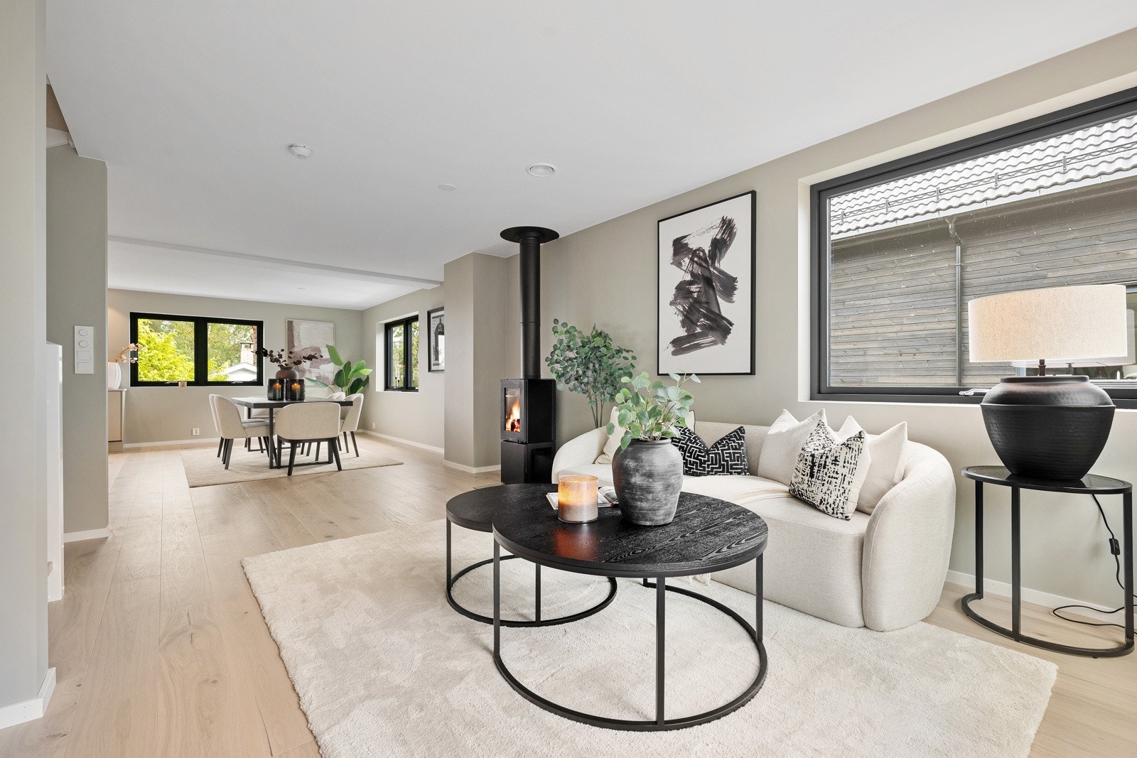 Velkommen til et hjem der moderne eleganse møter funksjonalitet. Galleribilde