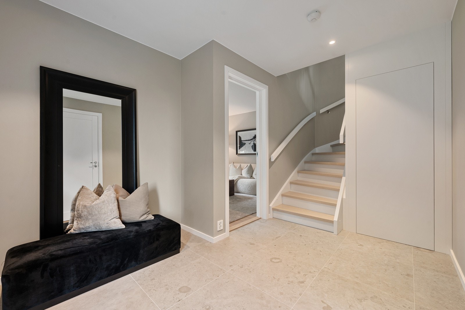 Romslig entré med behagelig gulvvarme og moderne fliser av typen La Fenice Circus, levert av Bergersen Flis. Galleribilde