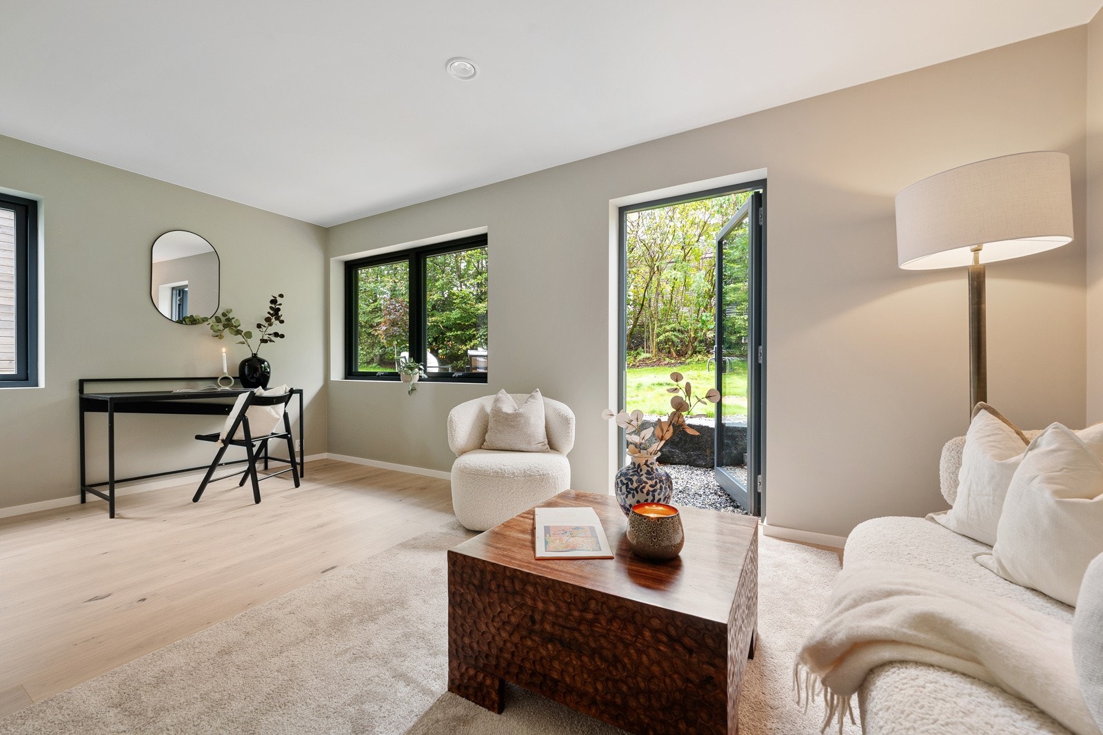 Hyggelig stue i 1. etasje med adkomst til markterrassen. Galleribilde