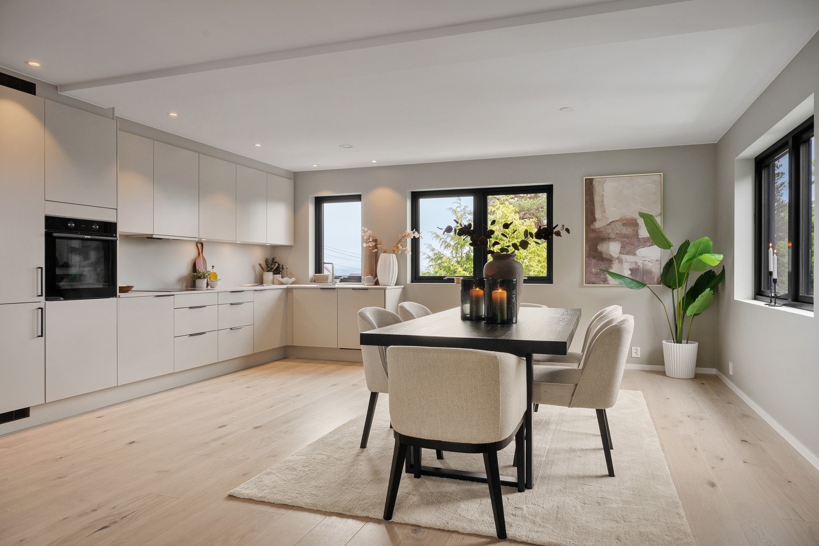 Boligen leveres med et moderne og funksjonelt Sigdal-kjøkken fra Uno-serien. Galleribilde