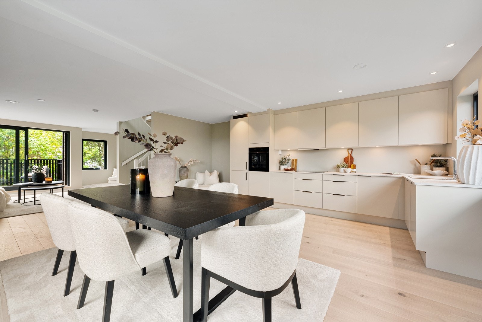 Lys og åpen stue-/kjøkkenløsning med gode møbleringsmuligheter over flere soner. Galleribilde