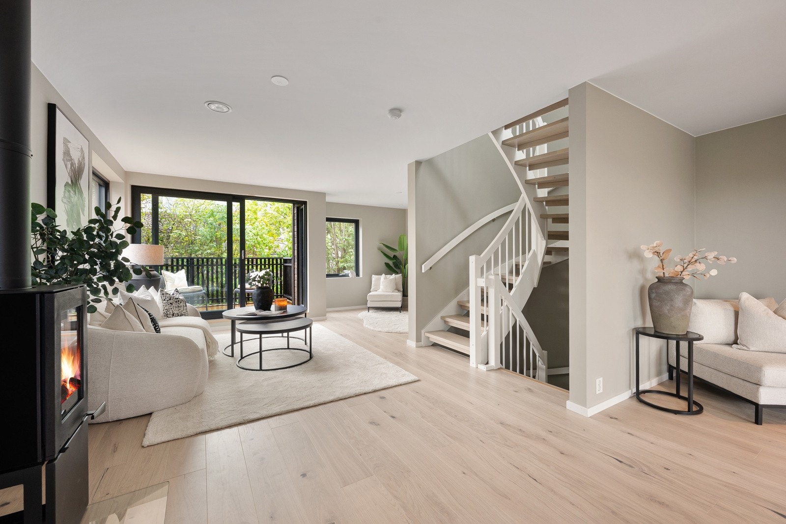 Boligen har en gjennomgående tidløs palett, med varme nyanser på veggene og en gylden eikeparkett. Galleribilde