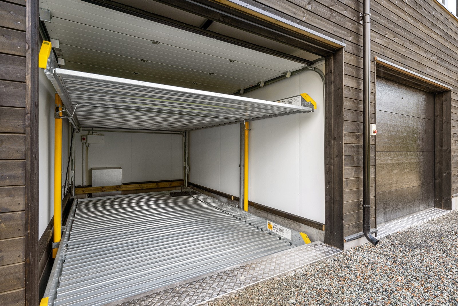 Boligen leveres med bilheis for to biler integrert i boligen. Galleribilde