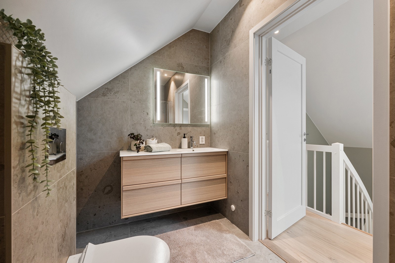 Lekkert flislagt bad med nydelige fliser fra serien La Fenice Circus, levert av Bergersen Flis. Galleribilde