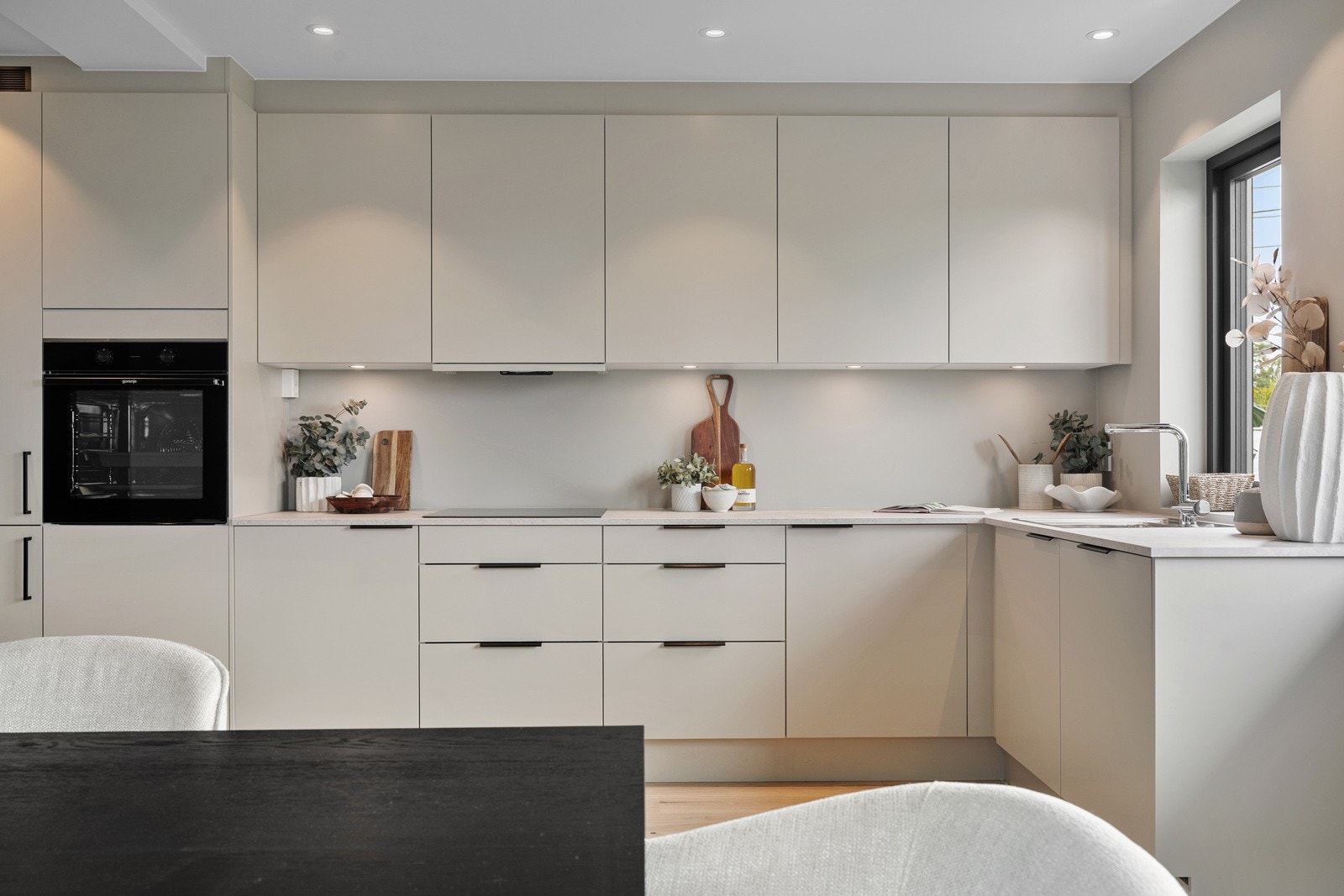 Kjøkkenet leveres med kjøkkenkran fra VikingBad, benkeplate i laminat og vask fra Sigdal. Galleribilde