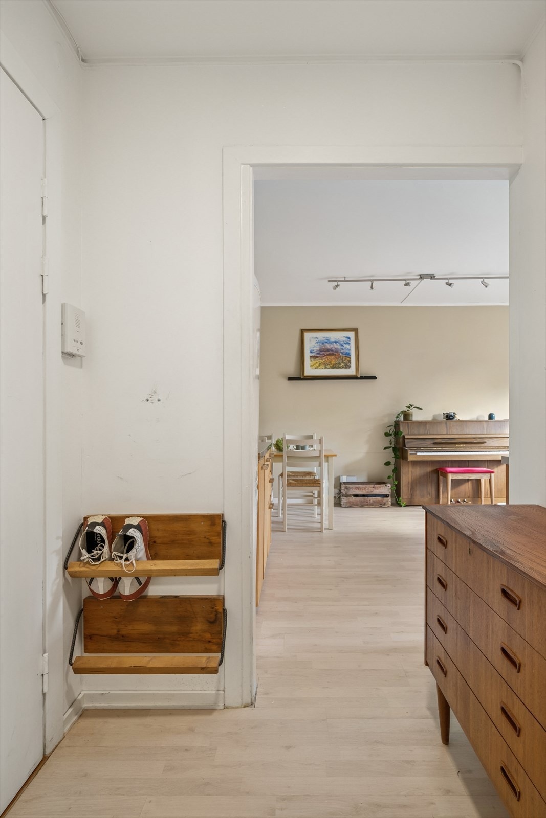Romslig entrè med god plass til både sko og yttertøy. Galleribilde