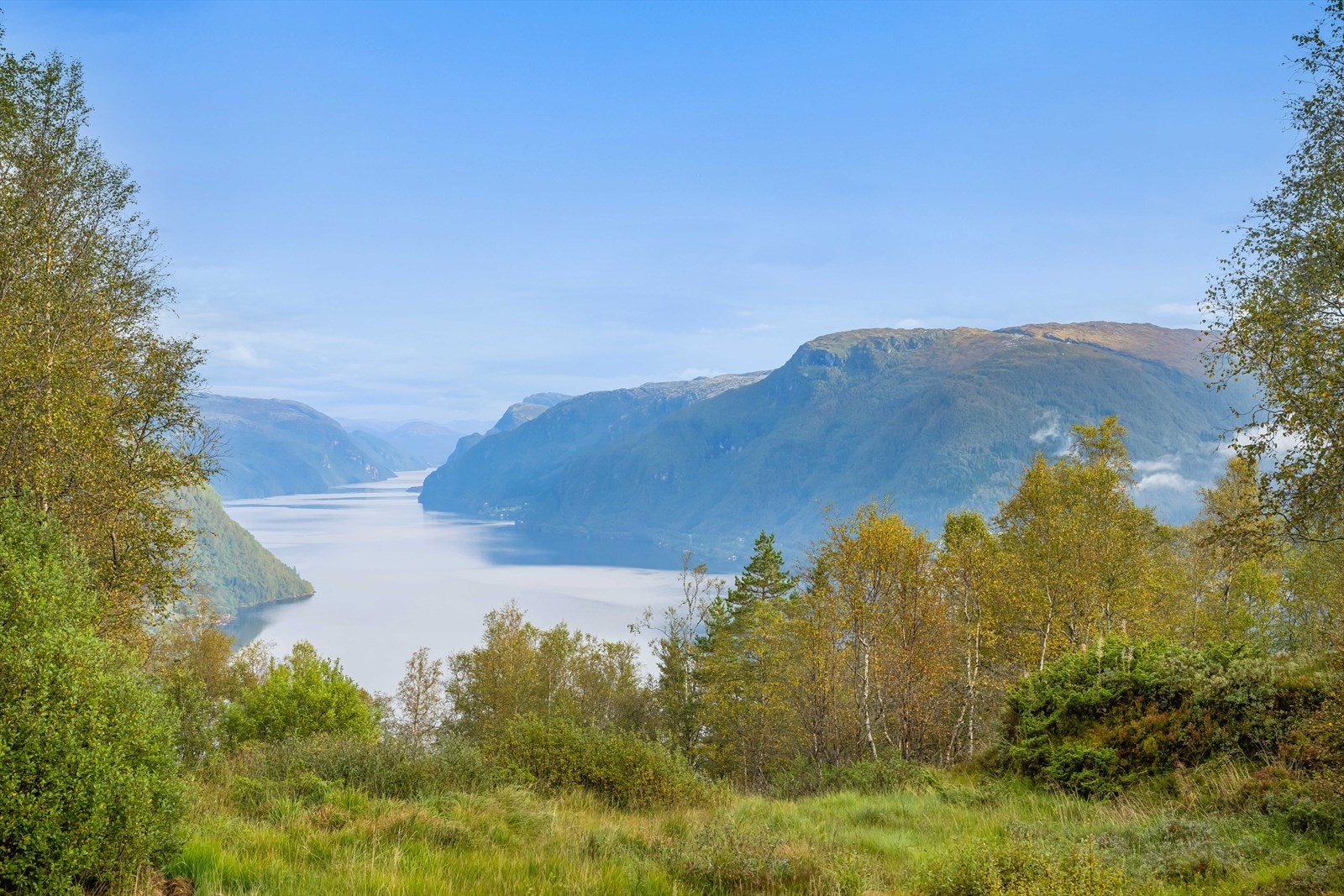 Beliggenheten er idyllisk og landlig, høyt og fritt i terrenget. Galleribilde