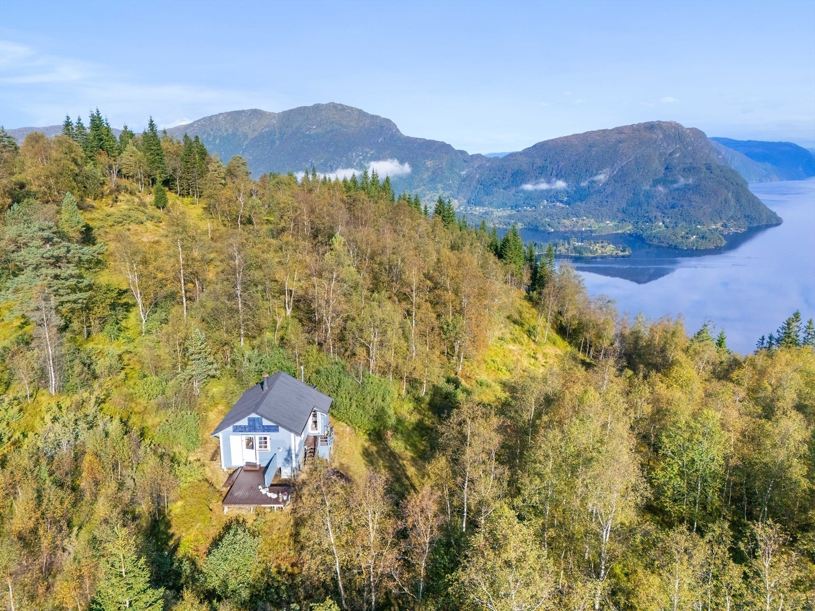 Her kan man blant annet ta turen til Fitjavatnet og Nordvikasetret, eller opp Raudnipa, Hananipa og Bogavatnet. Her er mulighetene uendelige! Galleribilde