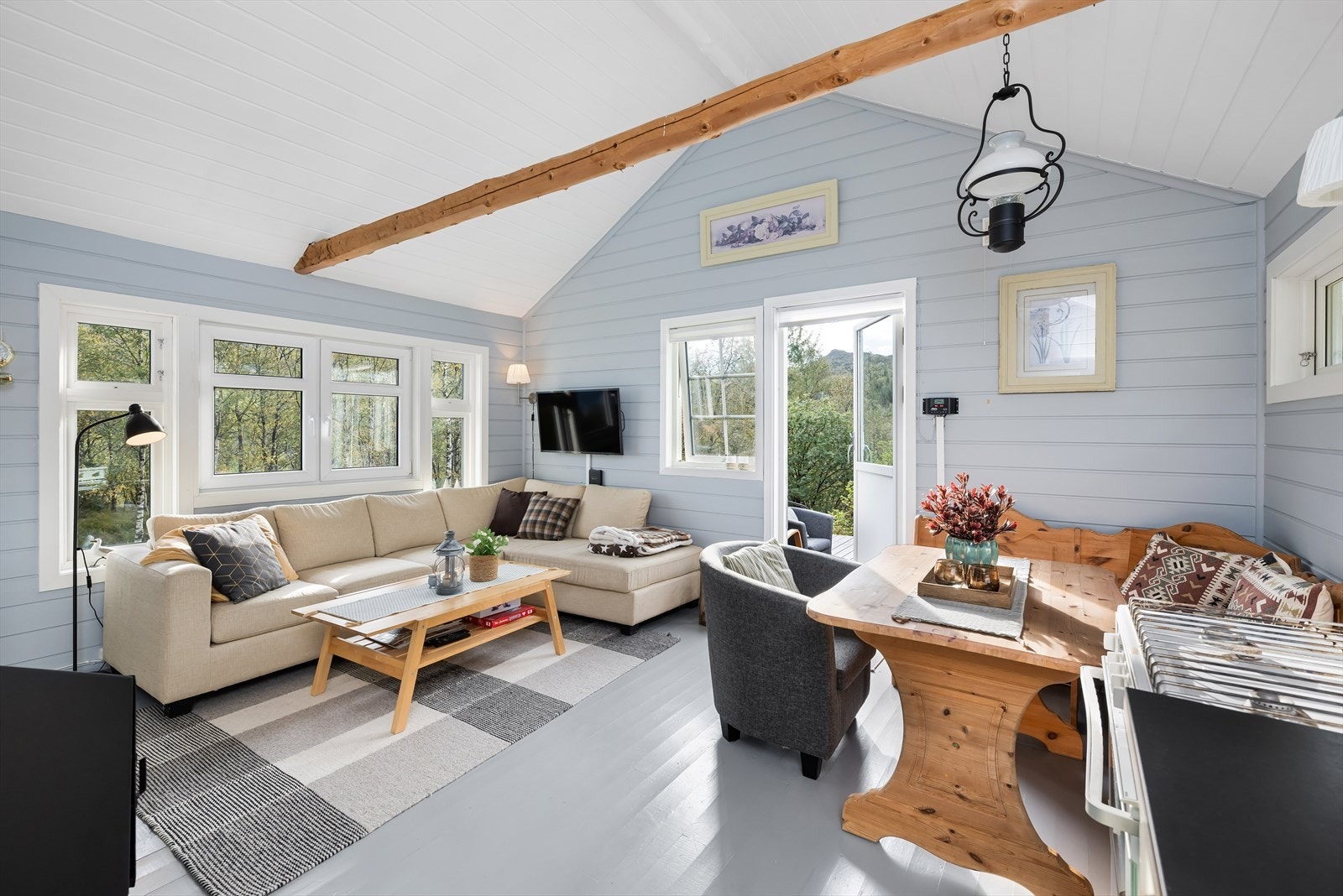 Allrommet er lyst med store vindusflater i flere himmelretninger. Galleribilde