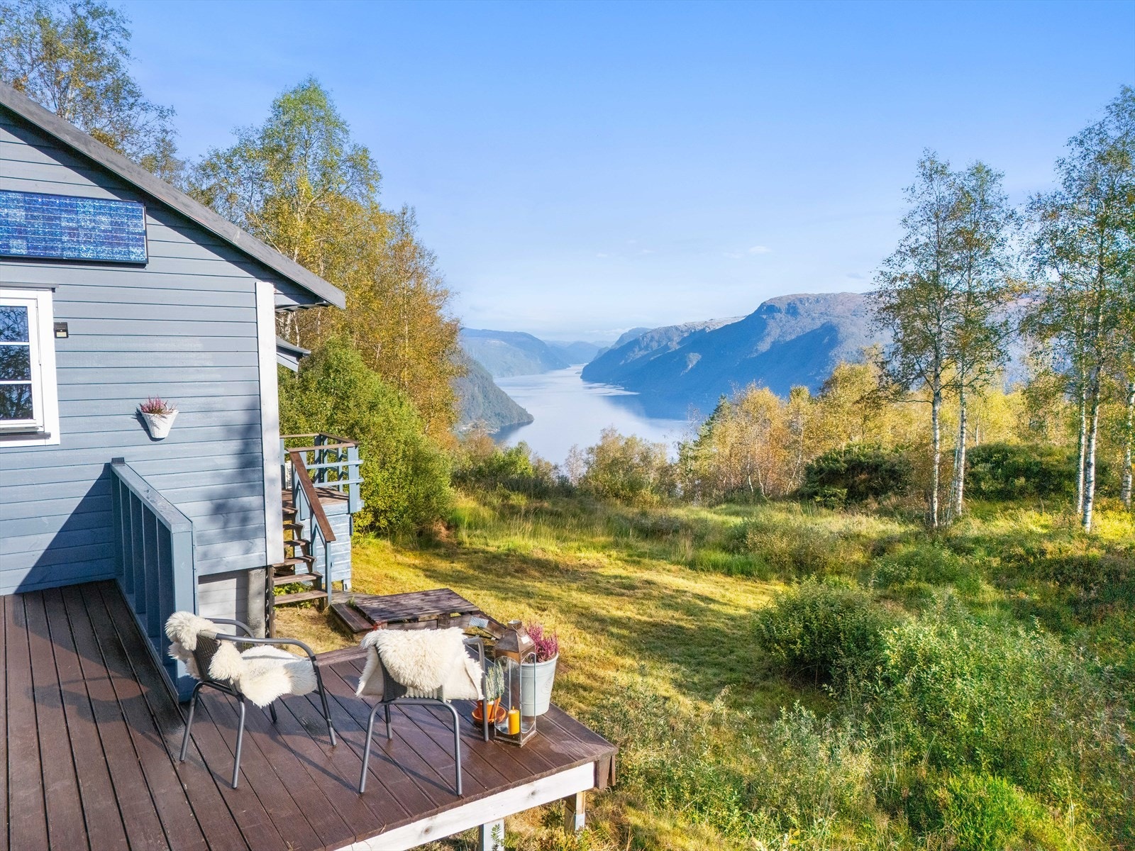 Ida Solberg Fylkesnes ved Eiendomsmegler Norge har gleden av å presentere Langhellevegen 200! Galleribilde
