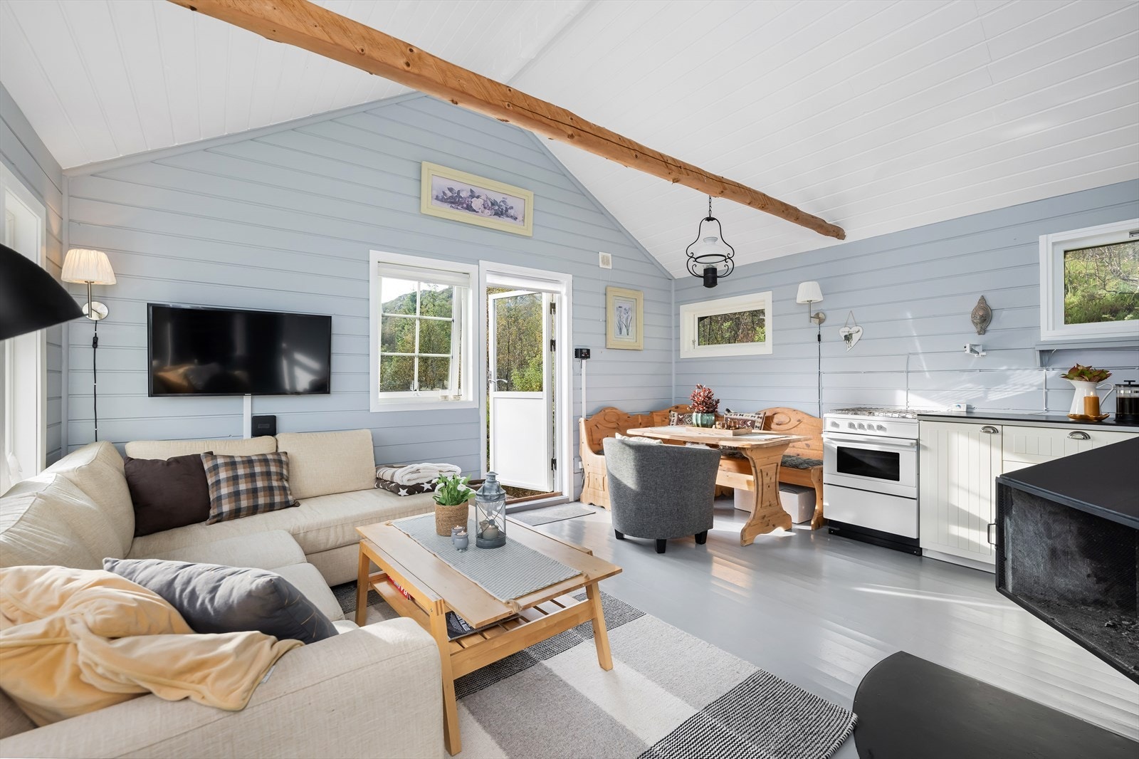 Velkommen inn! Hytten har alt på et plan med åpen stue og kjøkkenløsning. Galleribilde