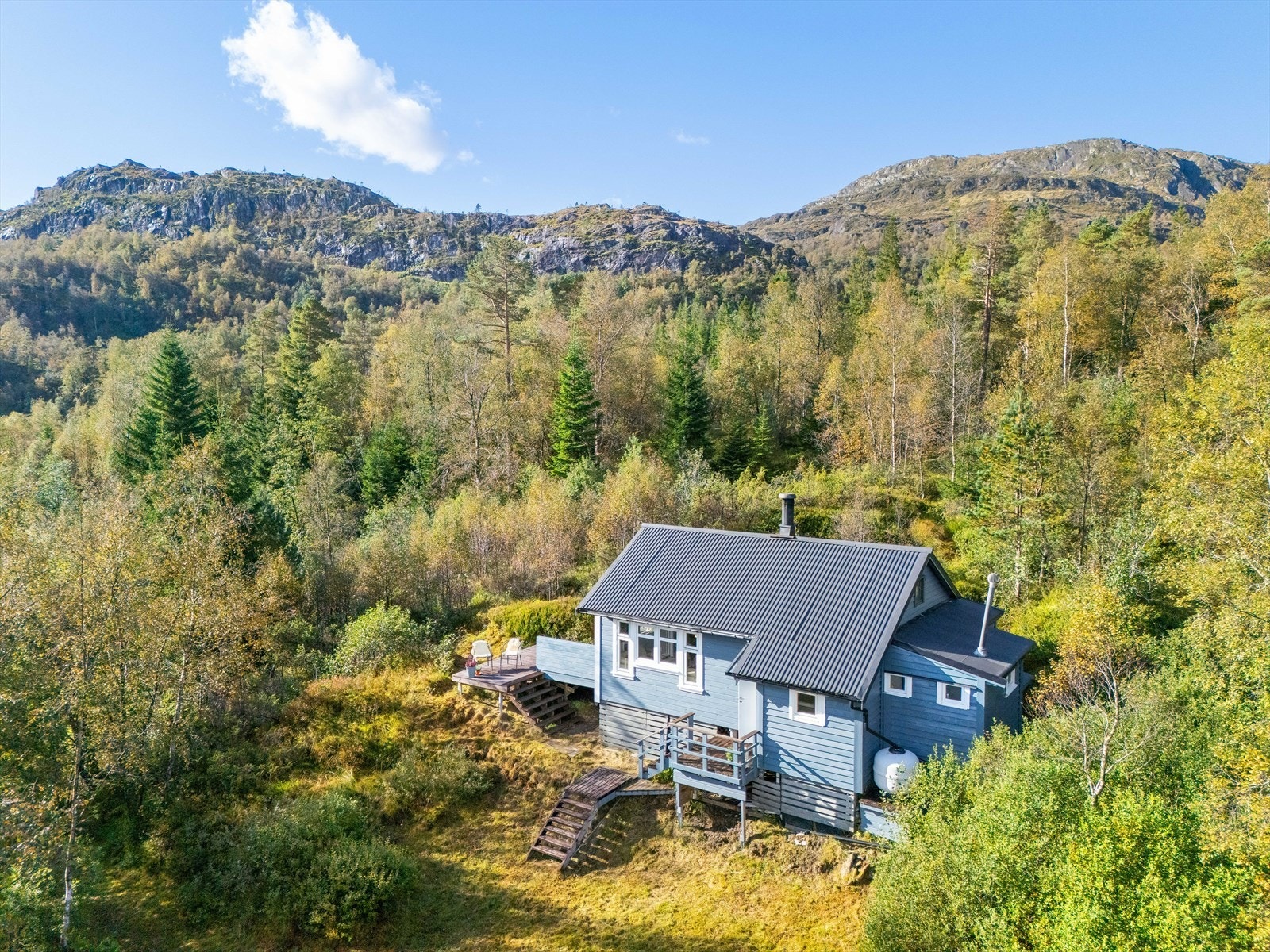 En fin fritidsbolig med praktfull utsikt over Sørfjorden og omkringliggende fjell. Galleribilde