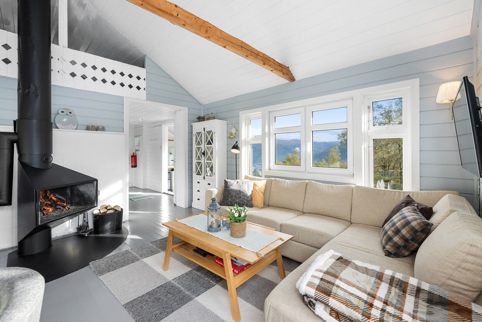Stuen har plass til både sofagruppe i ene enden, samt spisebord i tilknytting til kjøkken. Galleribilde