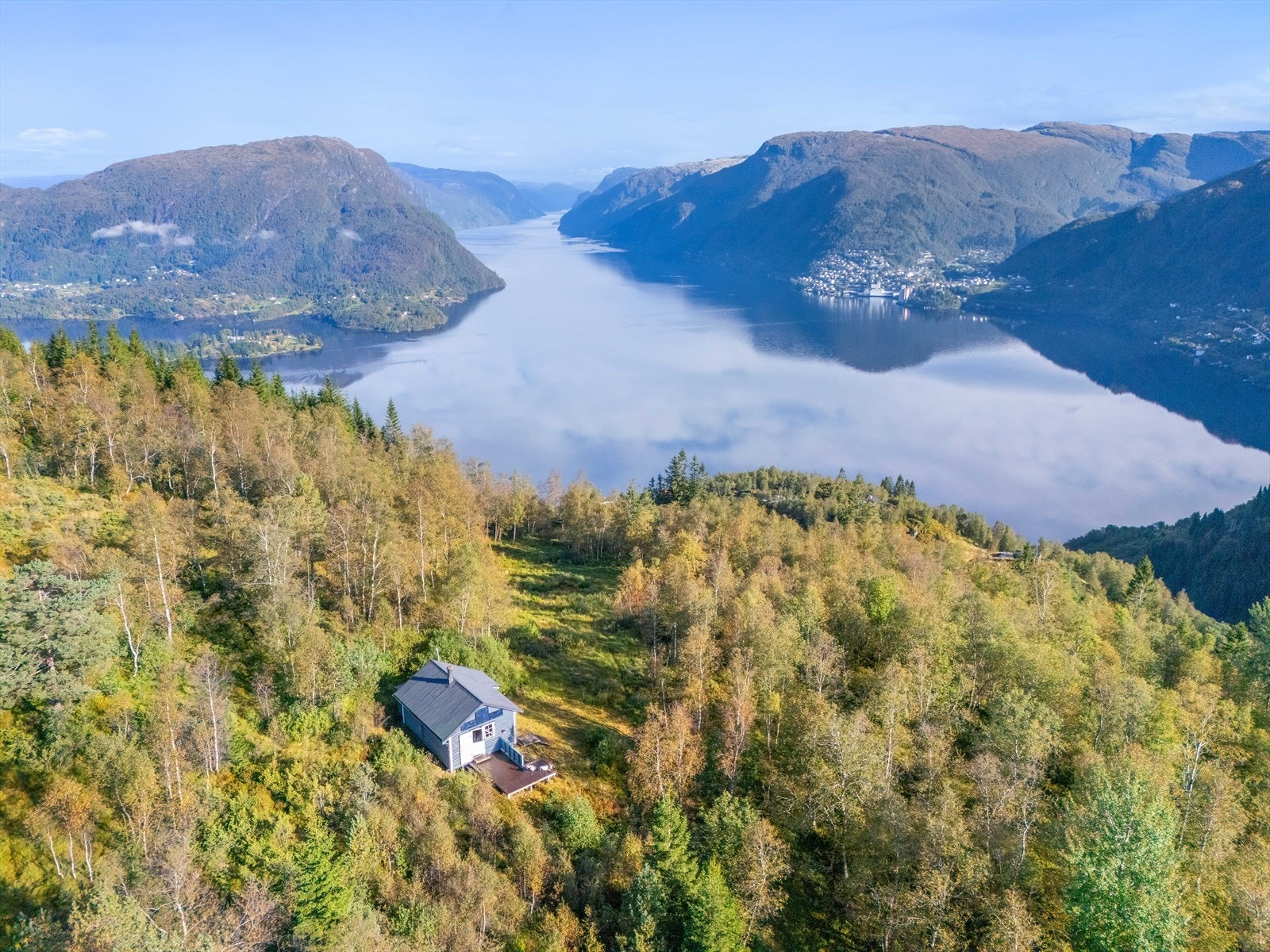 Området er omringet av fjelltopper og flott natur, og det er flere flotte turområder i nærheten. Galleribilde