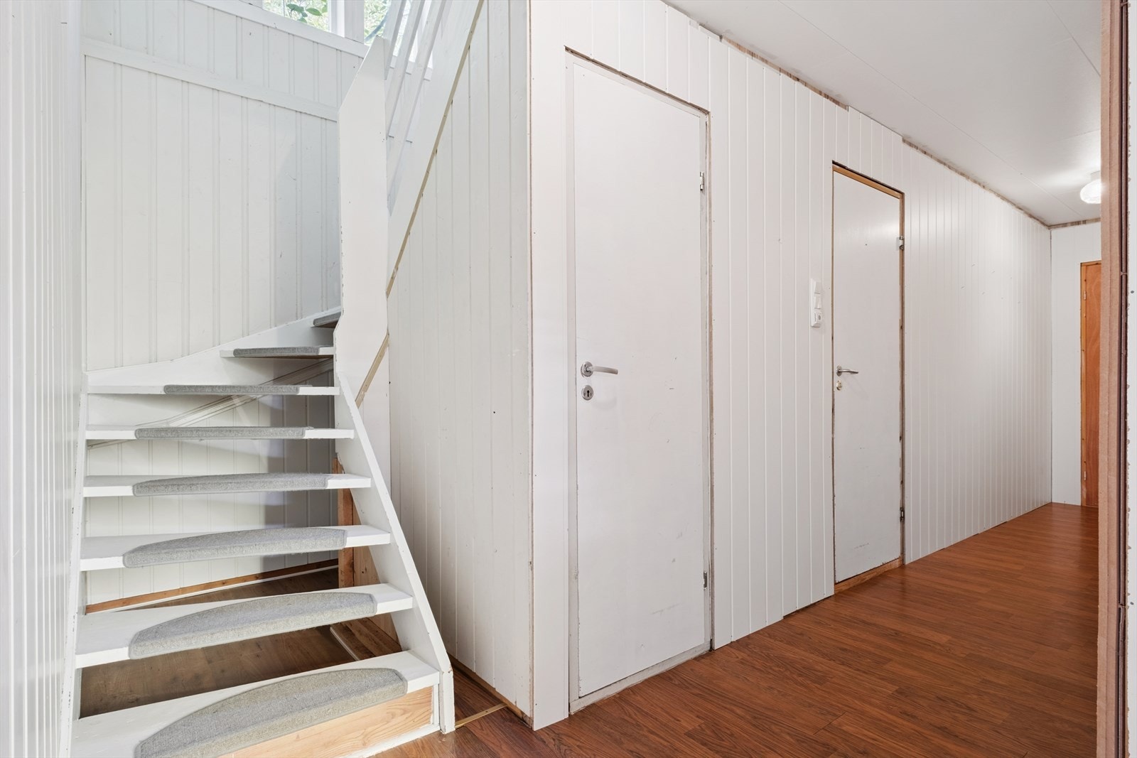 Selger opplyser at takrenne og nedløp på baksiden av huset ble skiftet i 2021. Galleribilde