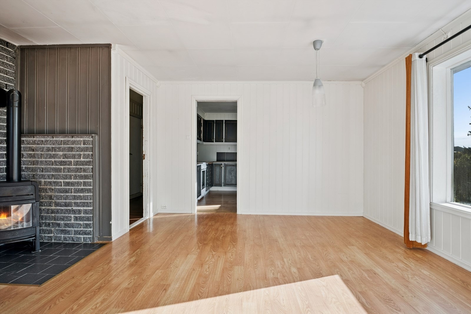 Stuen måler 33,5 kvm og har god plass til flere møbleringssoner. Galleribilde