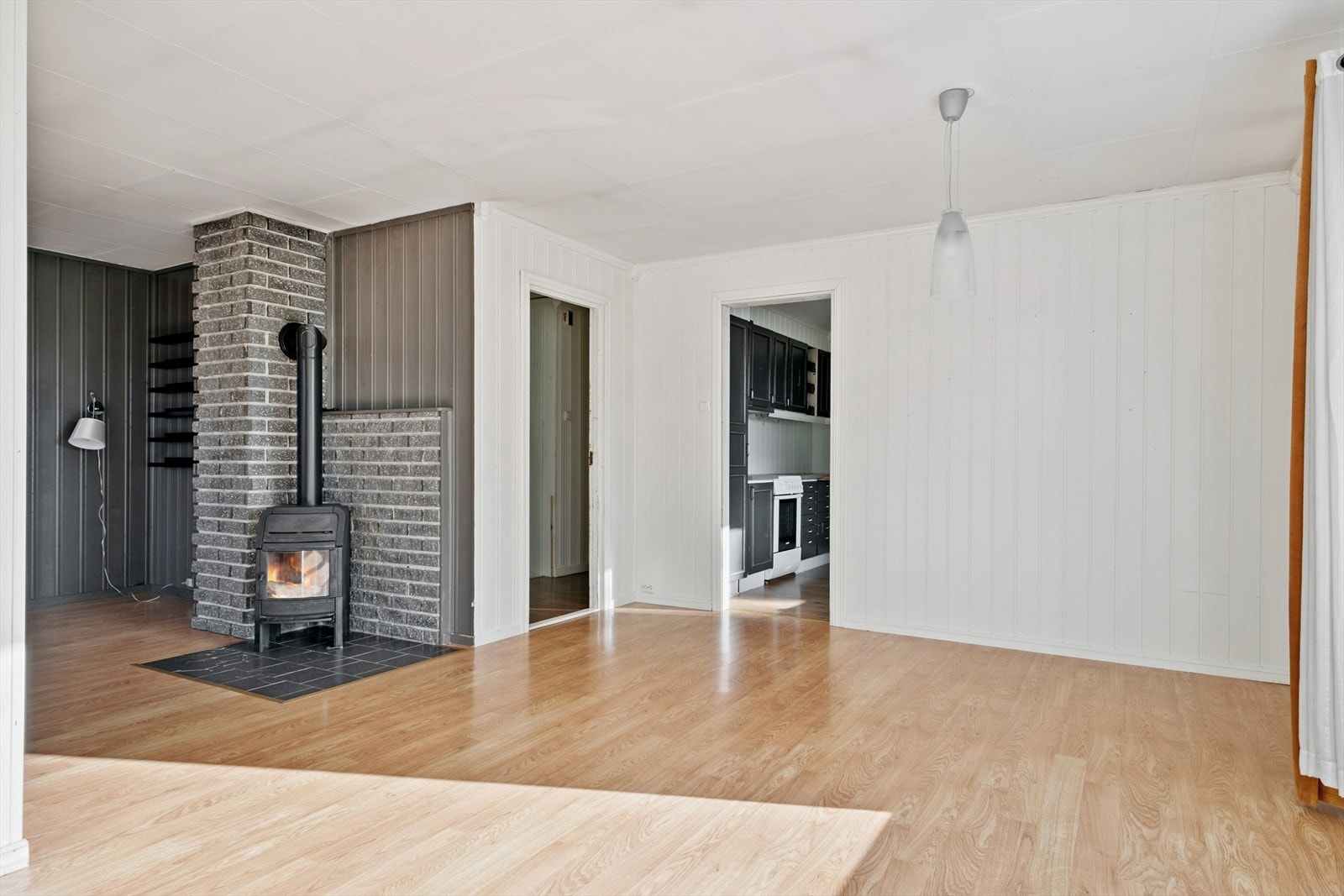 Boligen oppvarmes med elektrisitet og vedfyring. Galleribilde