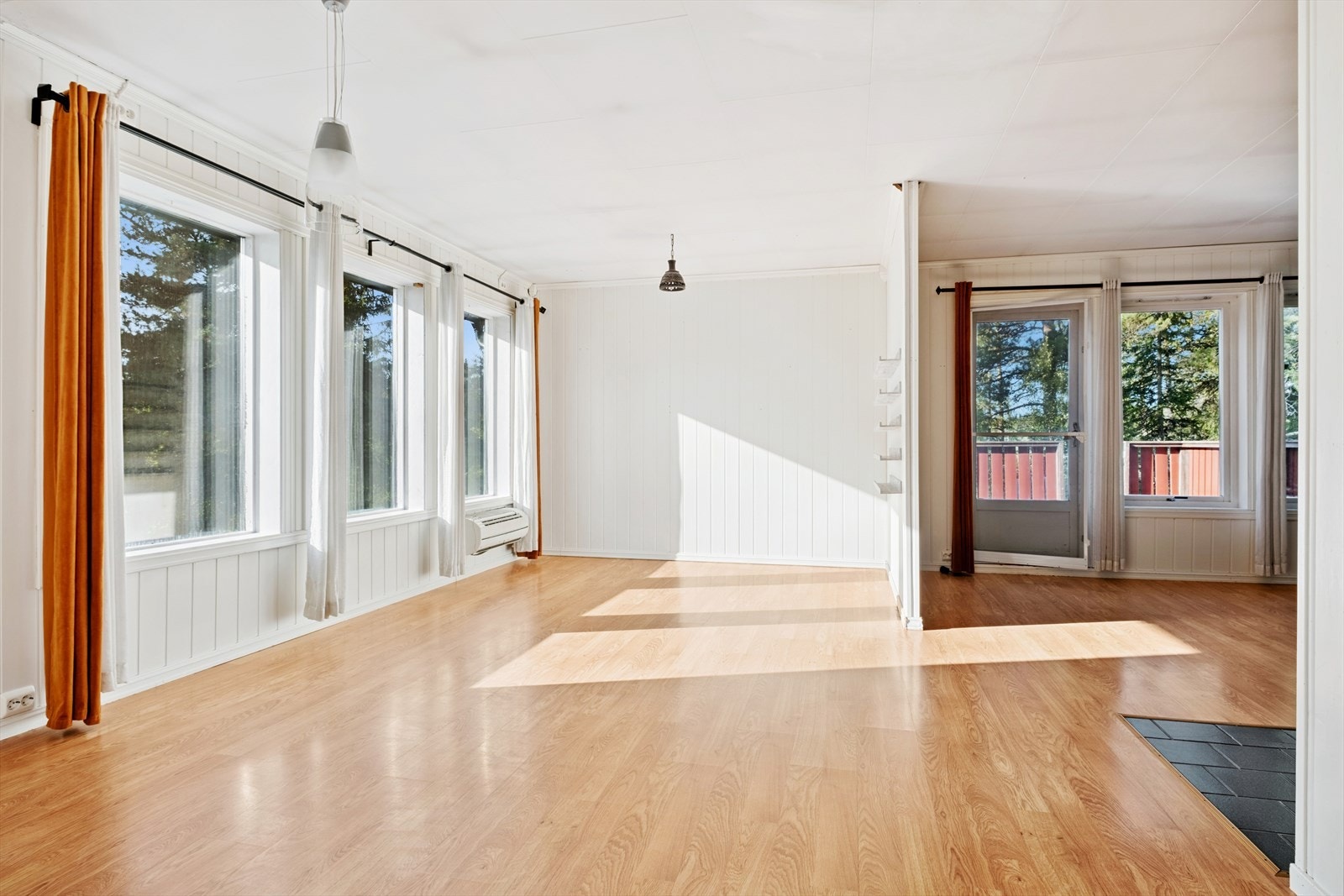 De store vindusflatene gir rommet rikelig med naturlig lysinnslipp. Galleribilde