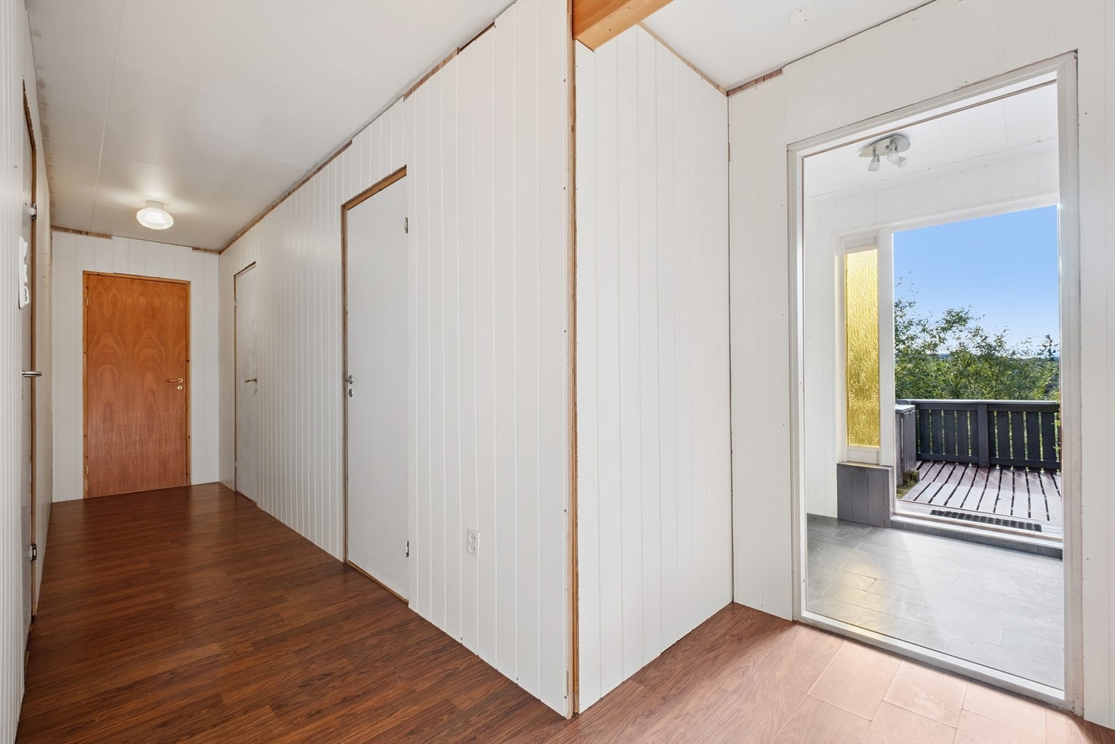 Flott enebolig over to plan med skjermet beliggenhet. Galleribilde