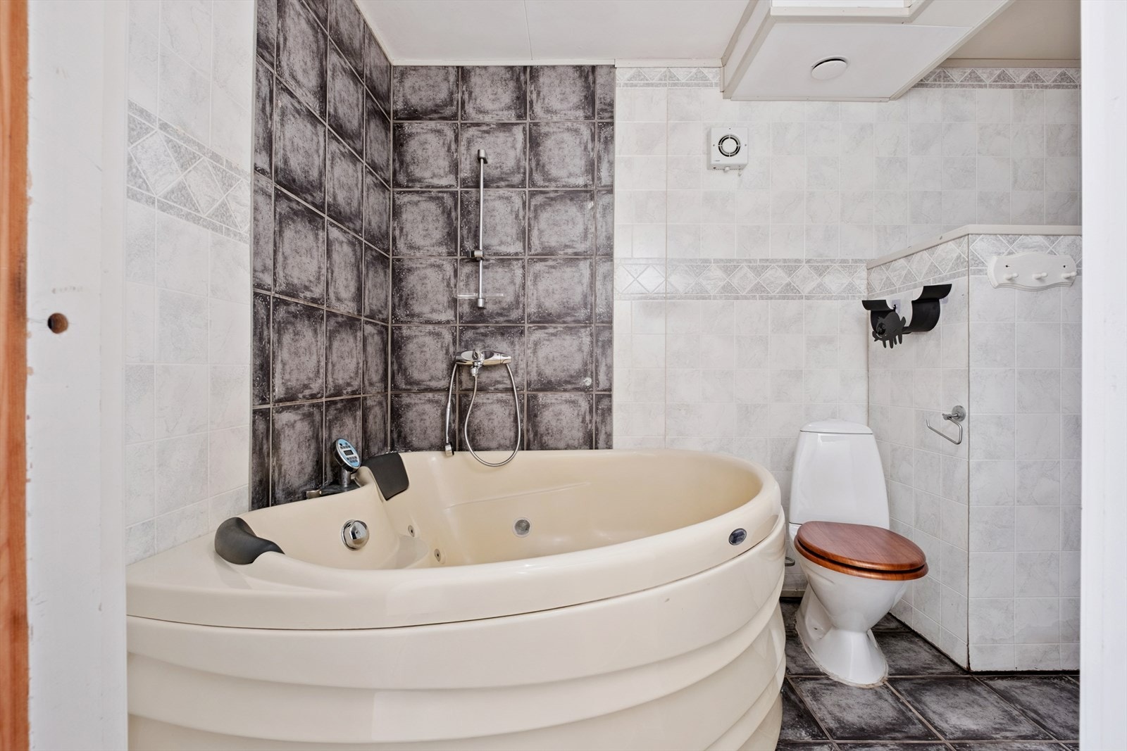 Flott baderom med flislagt gulv og gulvvarme. Galleribilde