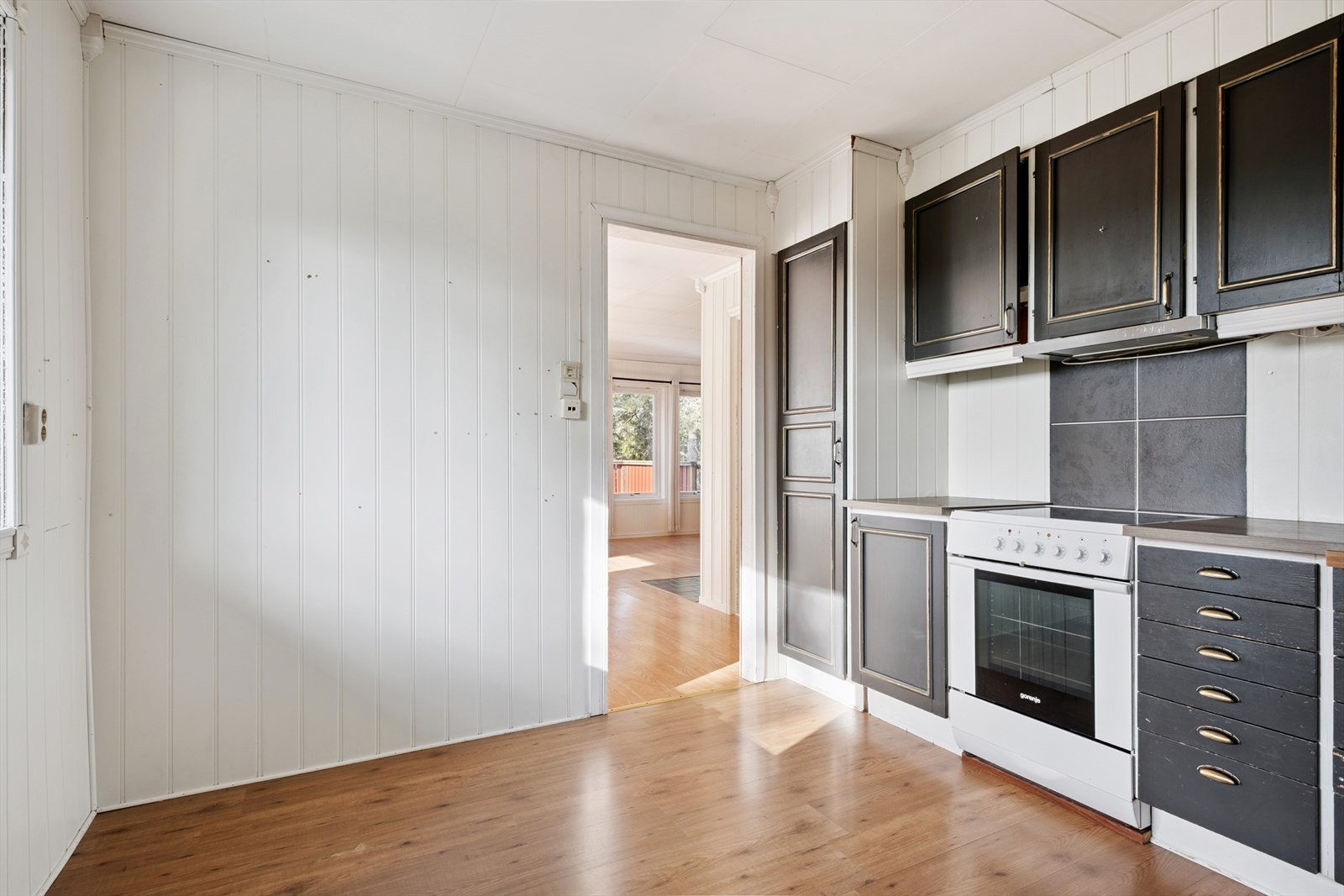 Kjøkkenet måler 11 kvm og har god plass til frokostbord ved vinduet. Galleribilde