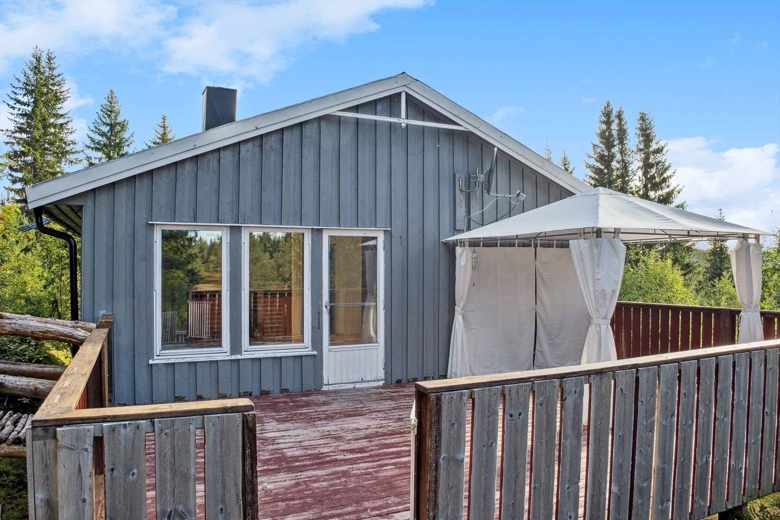 Verandaen måler hele 35 kvm og fungerer som en naturlig forlengelse av stuen. Galleribilde