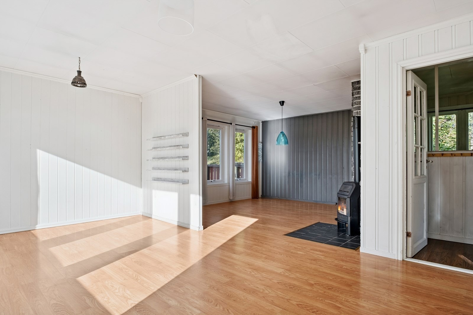 Boligen byr blant annet på fem soverom, to bad, en romslig stue, kjøkken samt boder med gode lagringsmuligheter. Galleribilde