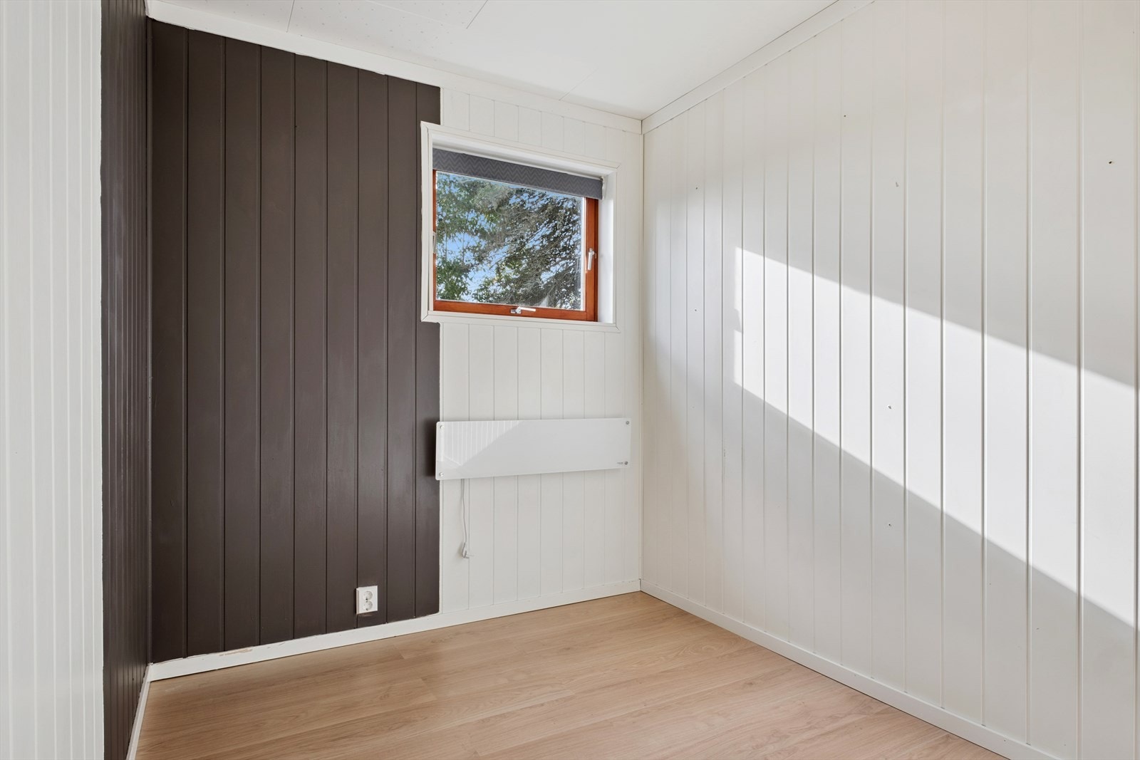 Alle soverommene har panelovner fra 2021 med styring via mobilapp. Galleribilde