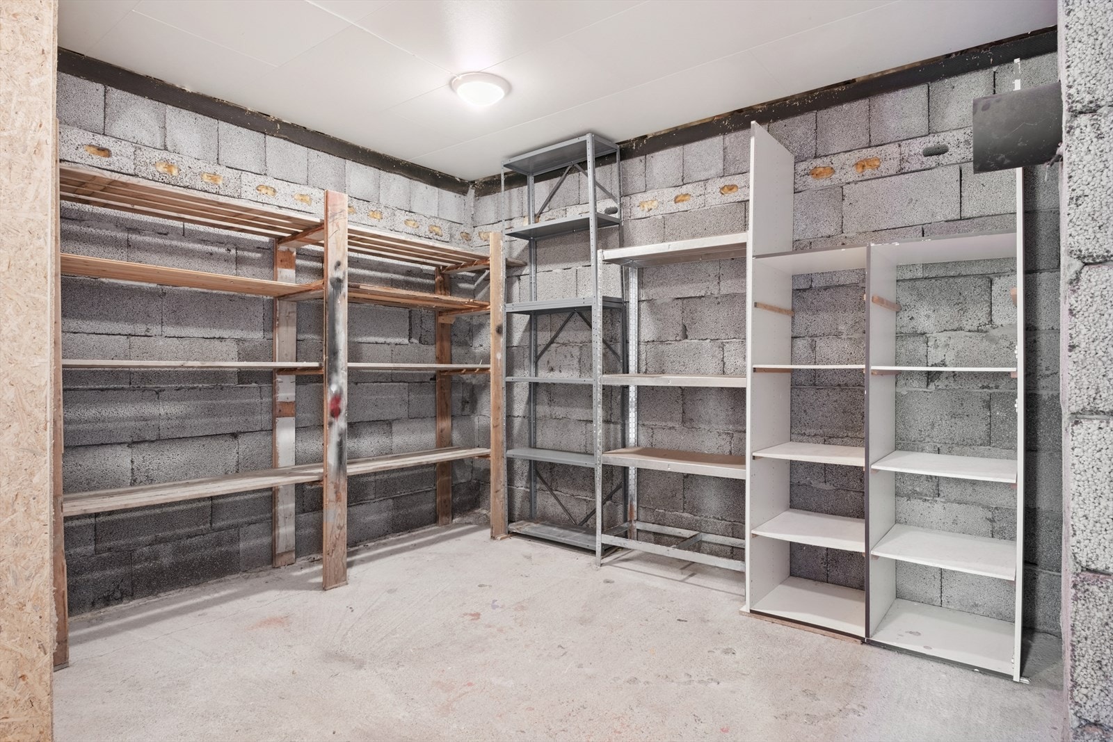 Romslig bod med gode lagringsmuligheter. Galleribilde