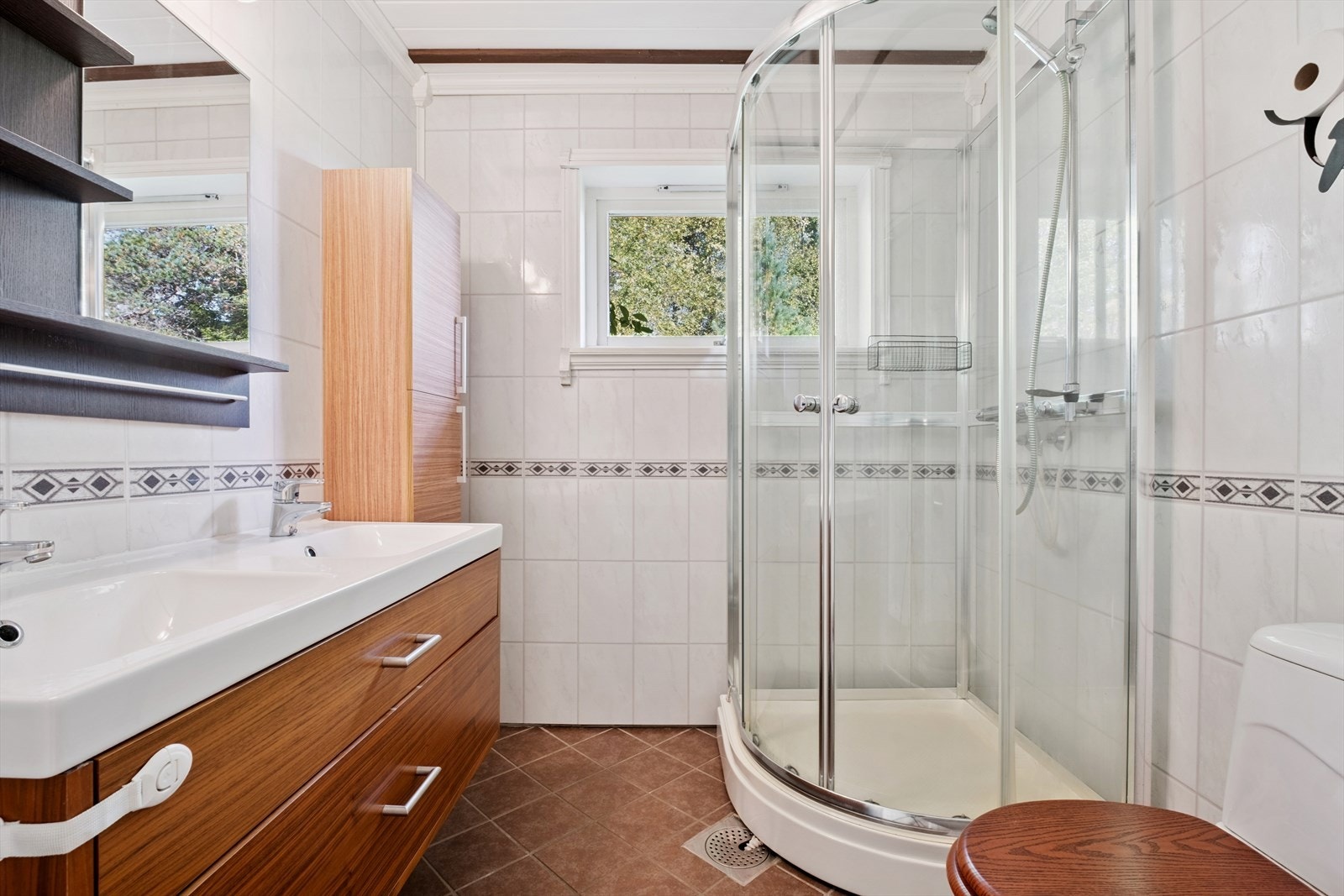 Pent baderom med flislagt gulv og gulvvarme. Galleribilde