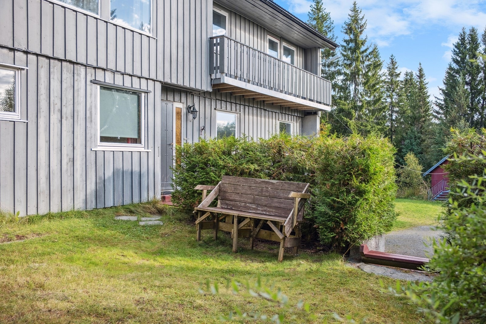 Stor tomt på 1 366 kvm. Opparbeidet med lekeplass, oppstillingsplass og frodig hage. Galleribilde