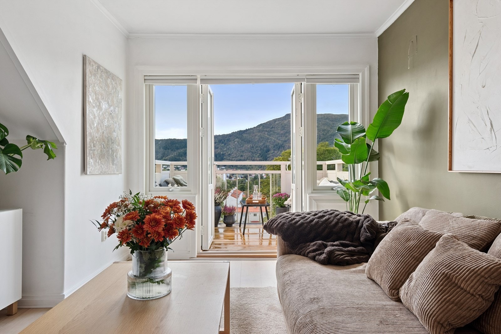 Lys og trivelig stue md vinduer fra 2025 Galleribilde