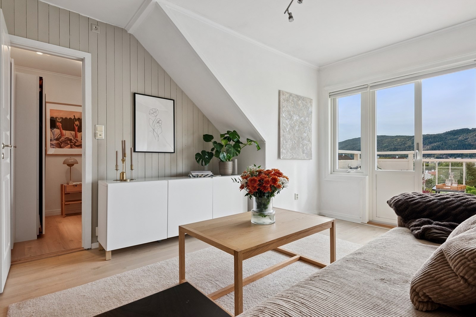 Stuen gir plass til fin sofa- og TV krok Galleribilde