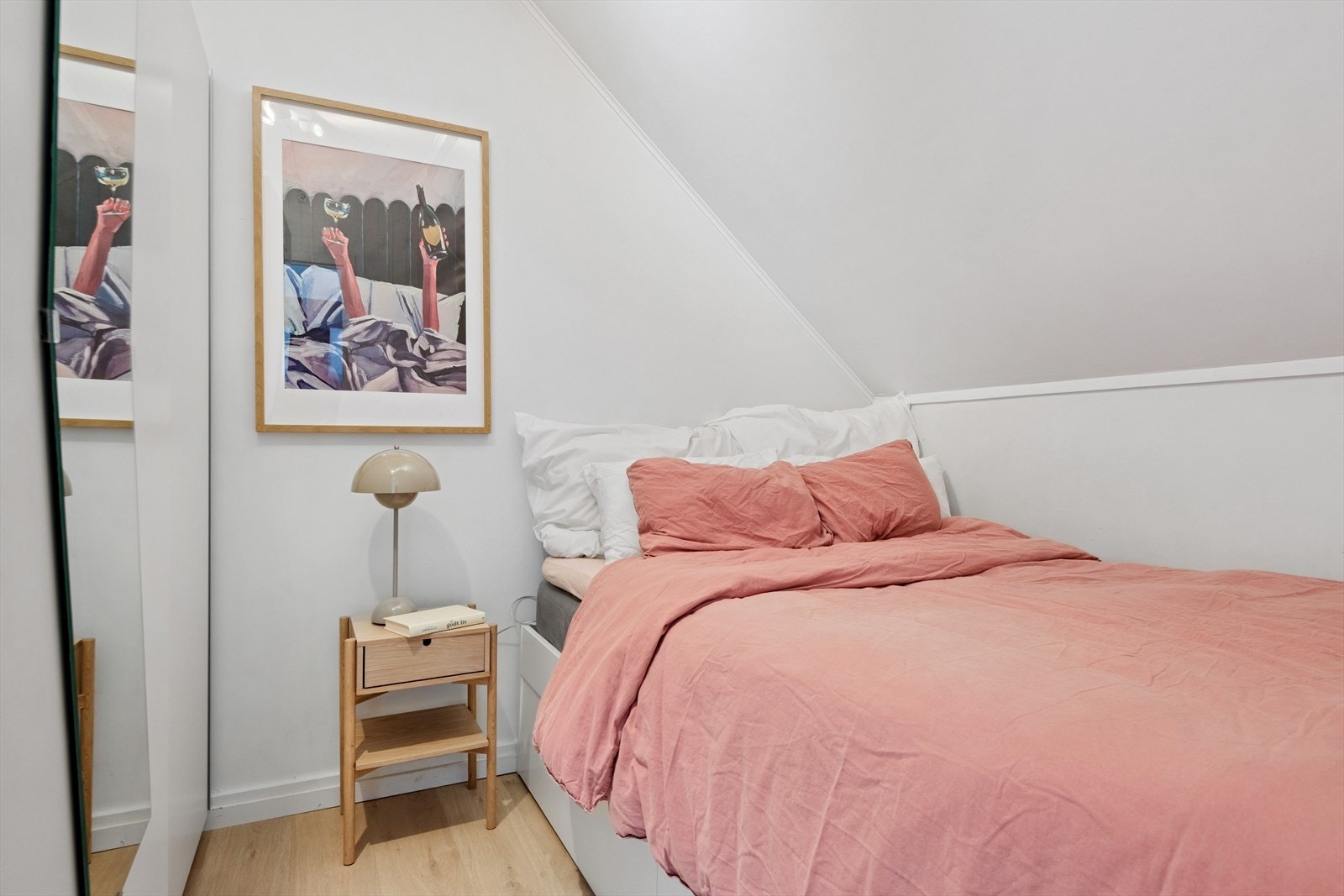 Trivelig sovealkove med plass til seng og garderobeskap Galleribilde