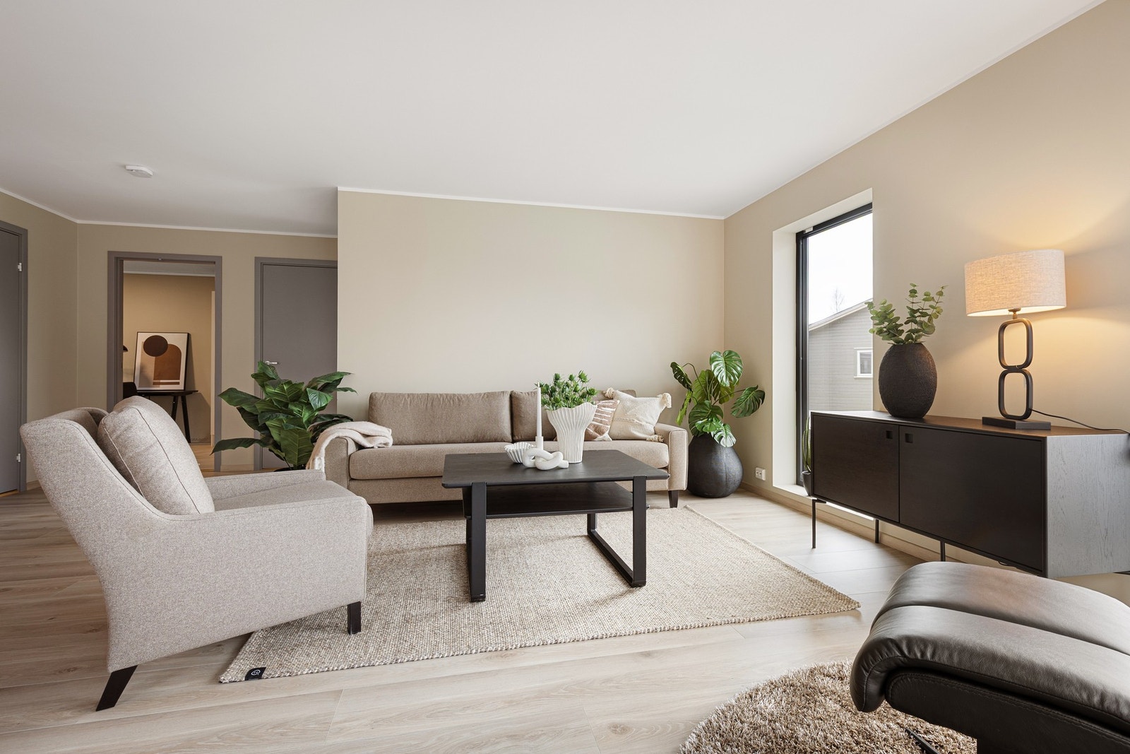 Leiligheten har stor og åpen stue/kjøkkenløsning - med vedovn sentralt i oppholdsrommet. Galleribilde