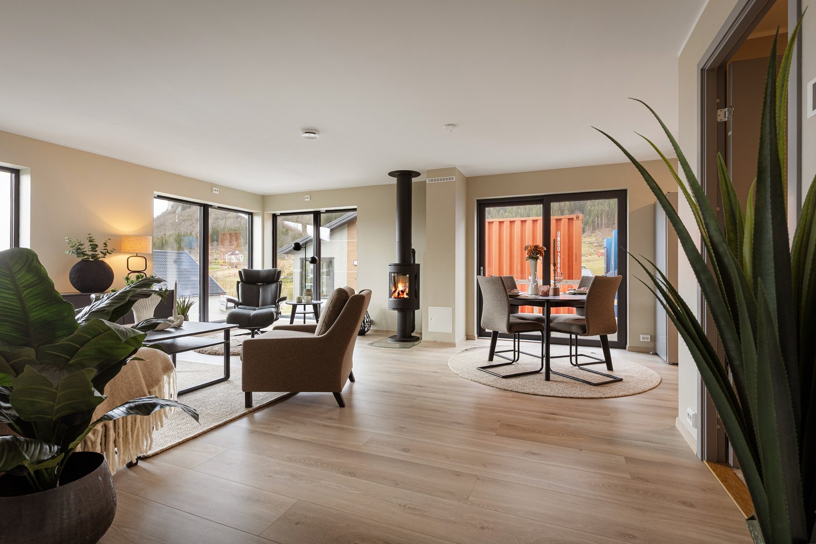 Gjennomgående høy standard, med listefri utførelse i overgang til tak og rundt vindu. Galleribilde