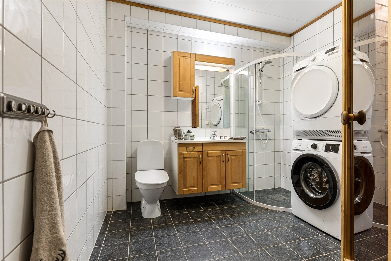 Praktisk bad med opplegg for vaskemaskin. Galleribilde