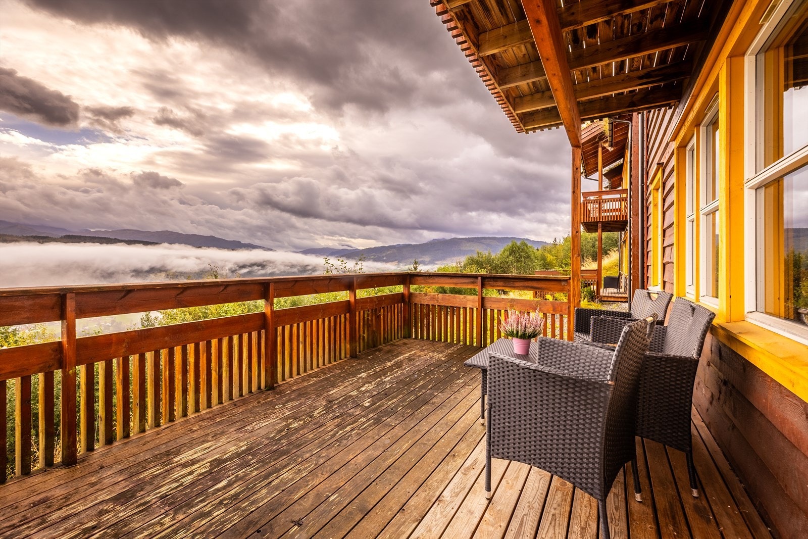 Terrasse med sittegruppe og spektakulær utsikt. Galleribilde