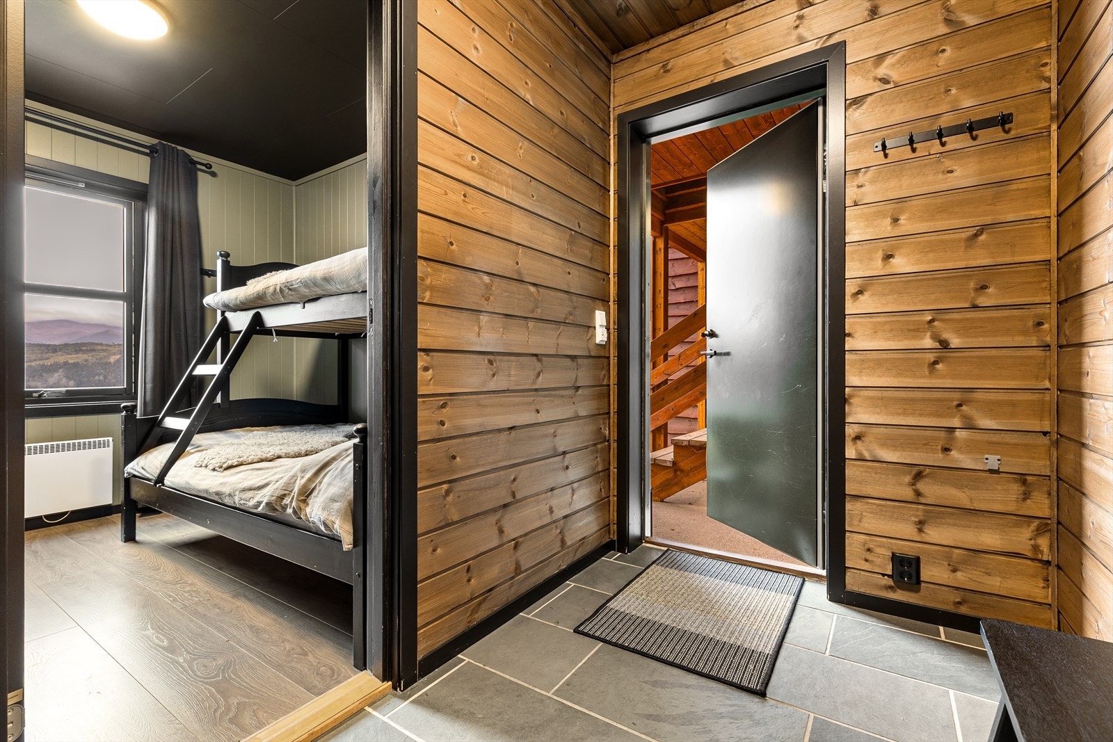 Velkommen inn! Du møtes av en romslig entré med god plass til å henge yttertøyet. Galleribilde