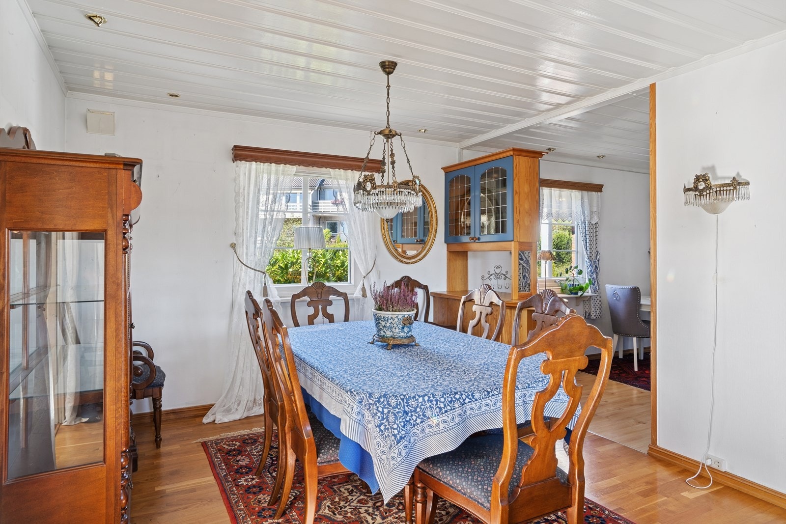 Spisesonen byr på god plass til et lengre spisebord dersom det skal inviteres til større selskap. Galleribilde