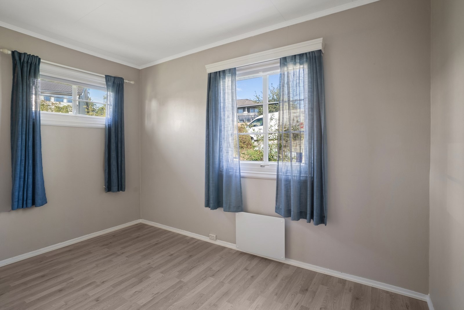 De tre soverommene i etasjen er av ulike størrelser og egner seg godt for både hovedsoverom, barnerom eller kontor. Galleribilde