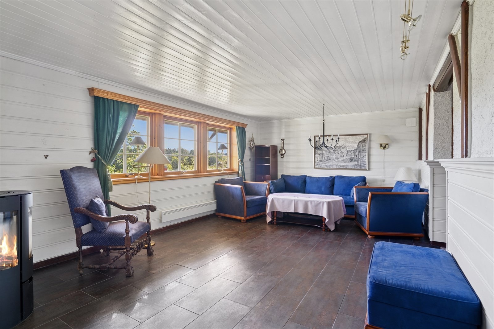 Kjellerstuen er lys og romslig med god plass til sofa og TV-møblement. Galleribilde