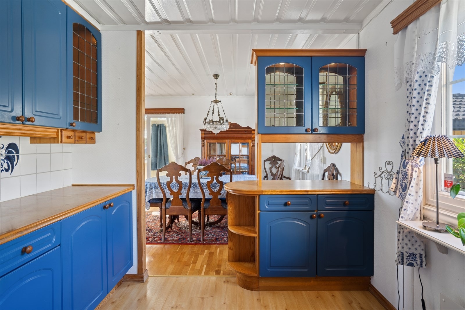 Innredningen er fra byggeåret og levert av Huseby, med klassiske profilerte fronter. Galleribilde